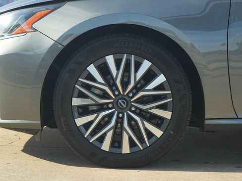 Used 2024 Nissan Altima 2.5 SV image 7