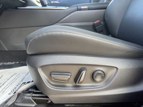 Certified 2025 Toyota Crown Signia image 12