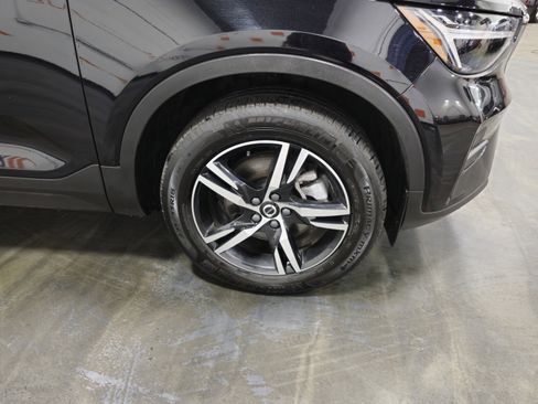 Used 2024 Volvo XC40 B5 Core image 11
