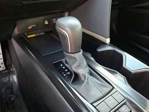 Used 2025 Toyota Camry SE FWD image 16