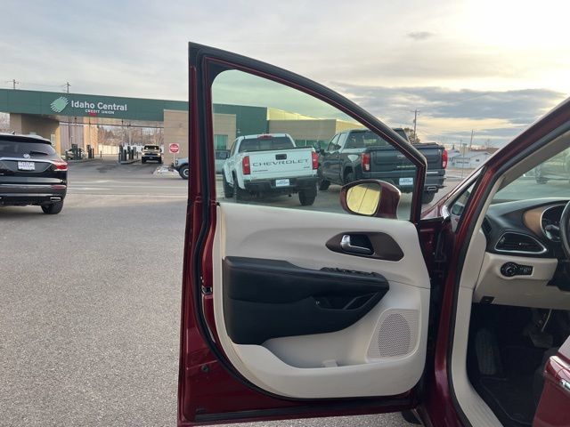 Used 2019 Chrysler Pacifica Touring-L FWD image 29