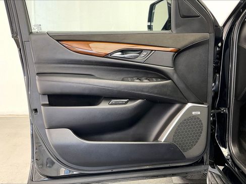 Used 2017 Cadillac Escalade Luxury AWD/4WD image 25