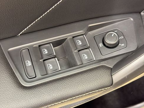 Used 2022 Volkswagen Tiguan SE w/ Panoramic Sunroof Package image 19