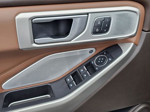 Used 2023 Ford Explorer King Ranch w/ Technology Package image 17