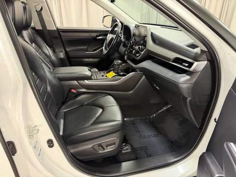 Used 2022 Toyota Highlander XLE AWD/4WD image 7