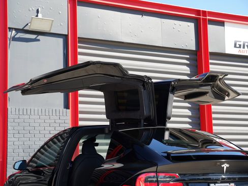 Used 2022 Tesla Model X Plaid image 9