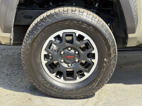 Used 2025 Toyota Tacoma TRD Off-Road AWD/4WD image 31