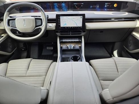 Used 2025 Lincoln Nautilus Reserve AWD/4WD image 16