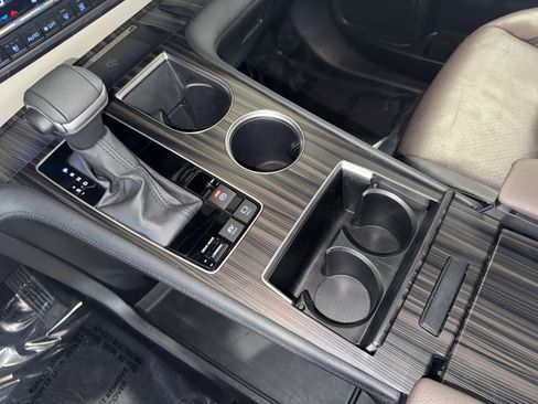 Used 2024 Toyota Sienna Platinum image 27