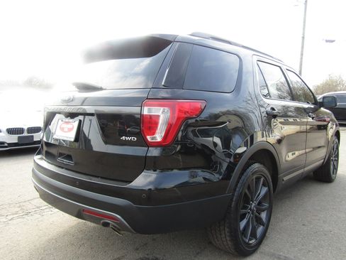 Used 2017 Ford Explorer XLT w/ Equipment Group 202A image 6