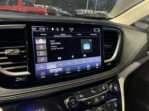 Used 2023 Chrysler Pacifica Touring-L image 39