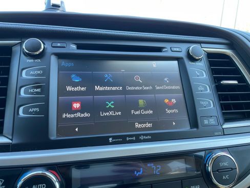 Used 2018 Toyota Highlander XLE image 11