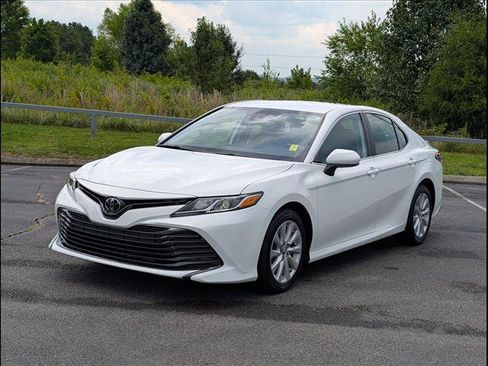 Used 2020 Toyota Camry LE FWD image 4