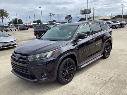 Used 2019 Toyota Highlander SE FWD image 3
