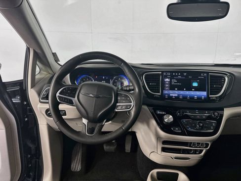 Used 2022 Chrysler Pacifica Touring-L FWD image 19
