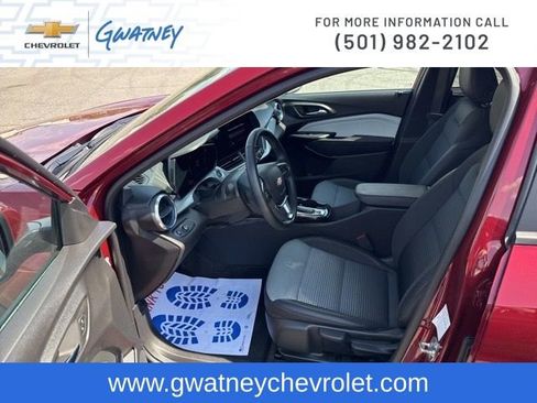 Used 2025 Chevrolet Trax LT w/ LT Convenience Package image 26