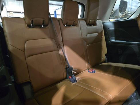 Used 2023 Nissan Pathfinder Platinum image 12