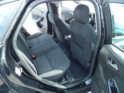 Used 2016 Ford Focus SE w/ SE Cold Weather Package FWD image 10