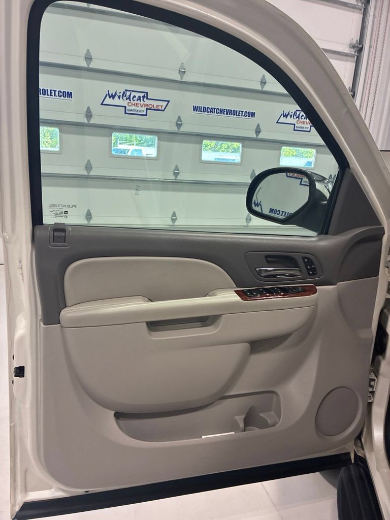 Used 2014 GMC Yukon SLT w/ SLT Chrome Package AWD/4WD image 13