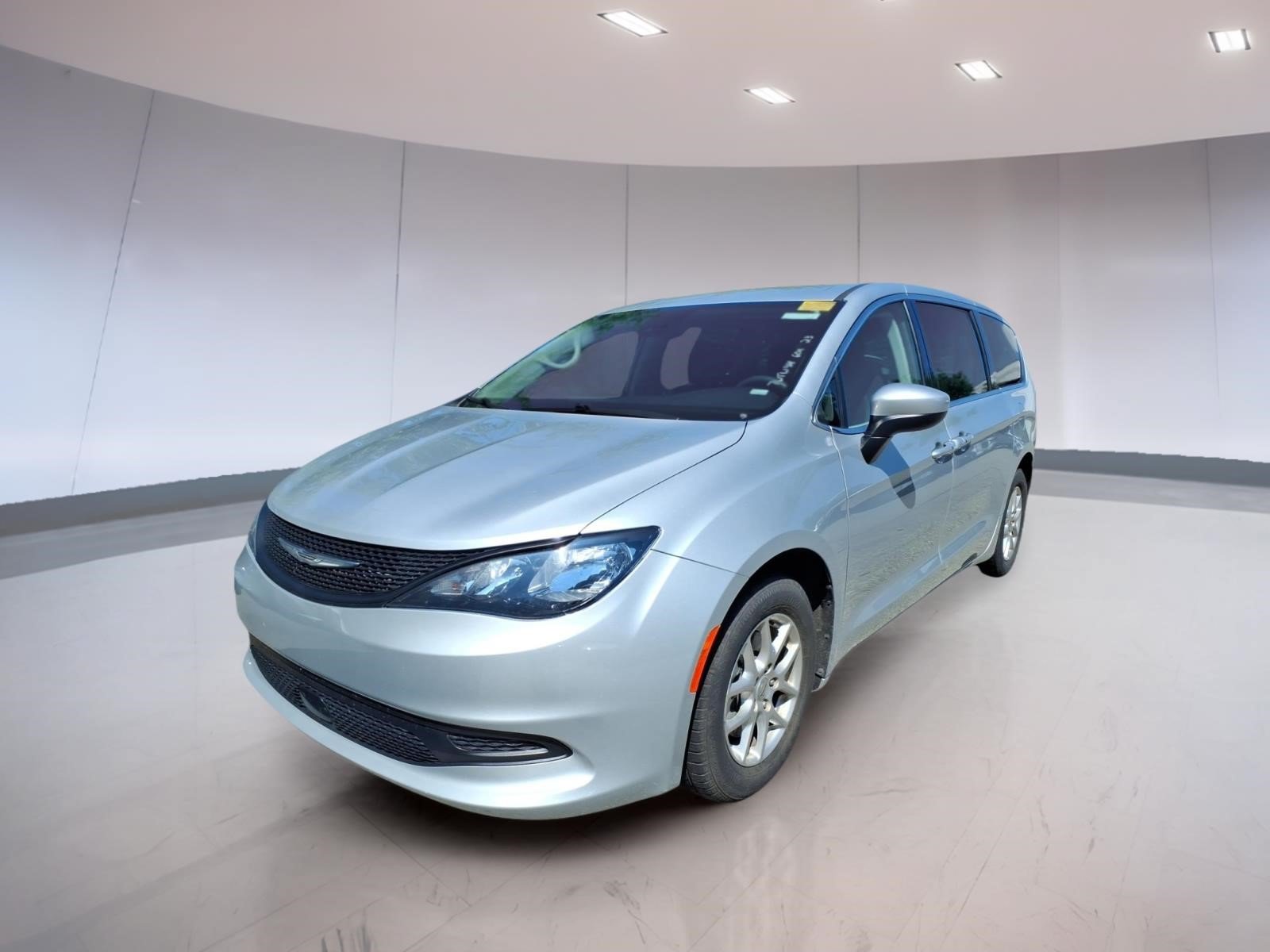 Used 2023 Chrysler Voyager LX FWD image 2