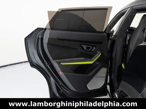 Used 2022 Lamborghini Urus AWD/4WD image 39