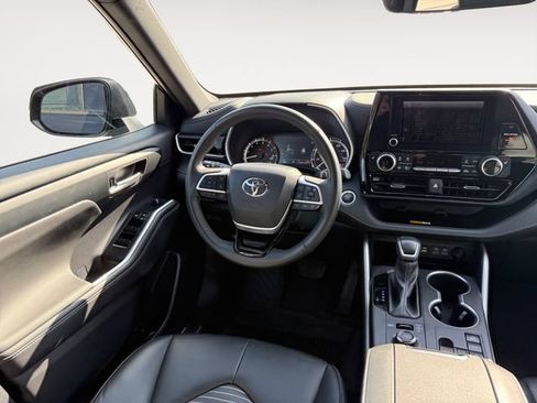 Used 2024 Toyota Highlander XSE AWD/4WD image 11