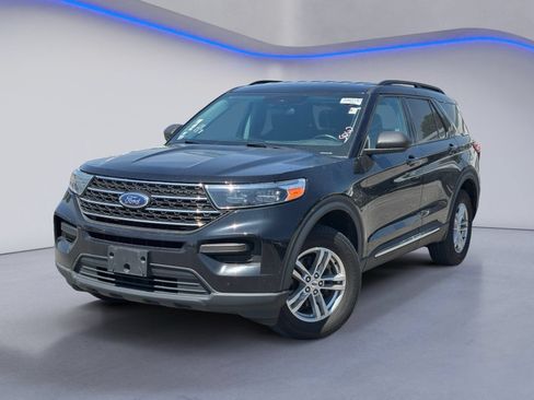 Used 2023 Ford Explorer XLT AWD/4WD image 2