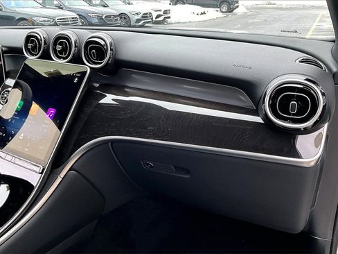 Used 2025 Mercedes-Benz GLC 300 4MATIC image 16