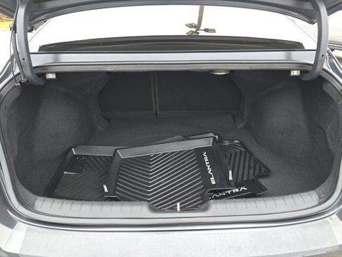 Used 2023 Hyundai Elantra Limited image 16