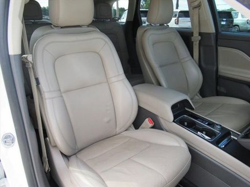 Used 2022 Lincoln Corsair FWD w/ Premium Package image 9