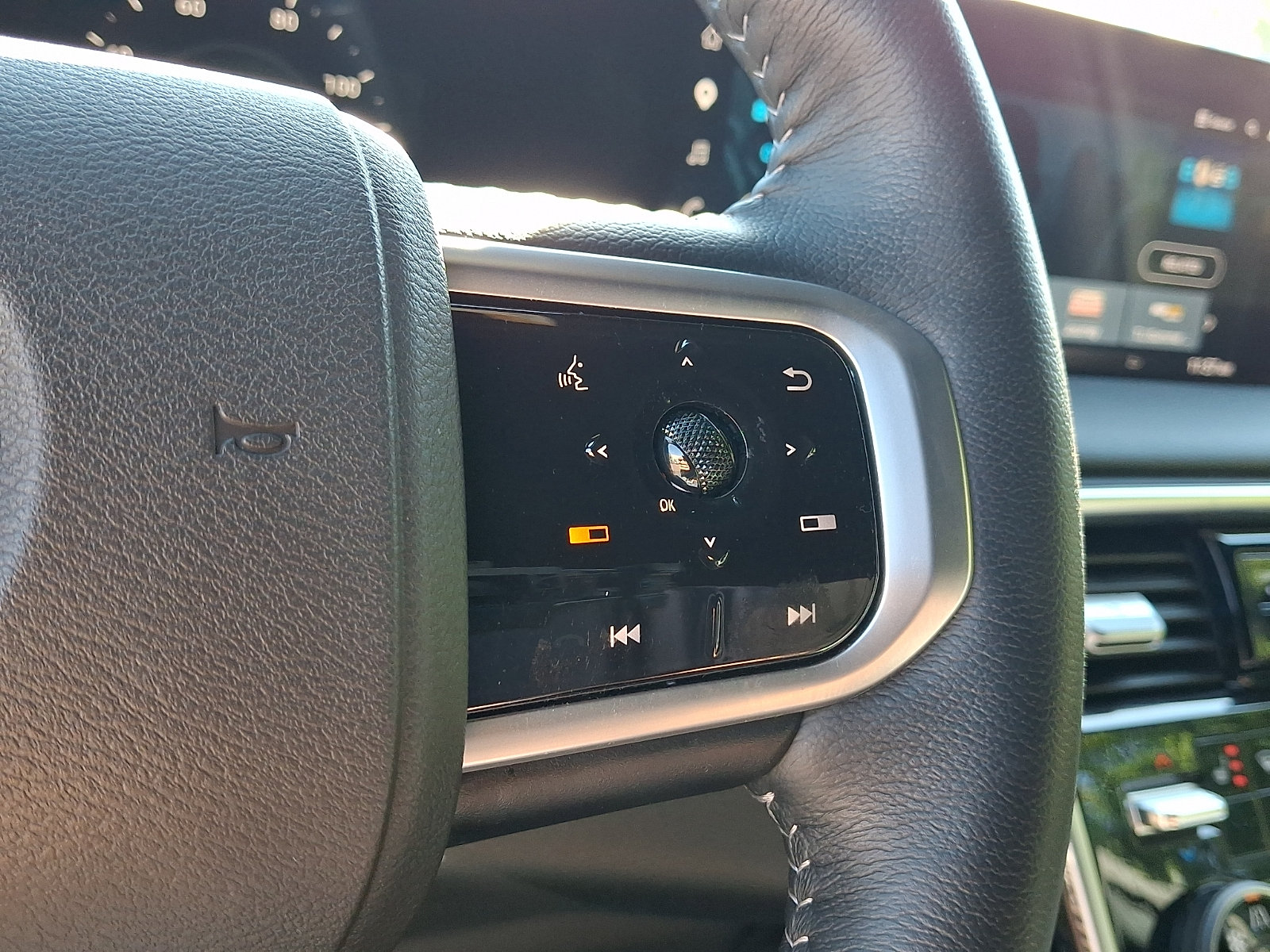Certified 2025 Nissan Armada SL w/ Captain's Chari Seat Package AWD/4WD image 23