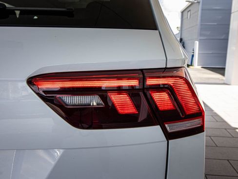 Used 2022 Volkswagen Tiguan SE w/ Panoramic Sunroof Package image 13