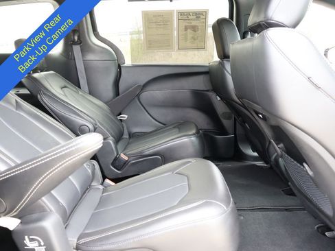 Used 2025 Chrysler Pacifica Select FWD image 11