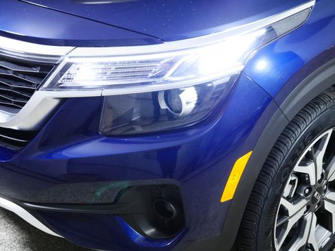 Used 2021 Kia Seltos EX image 16