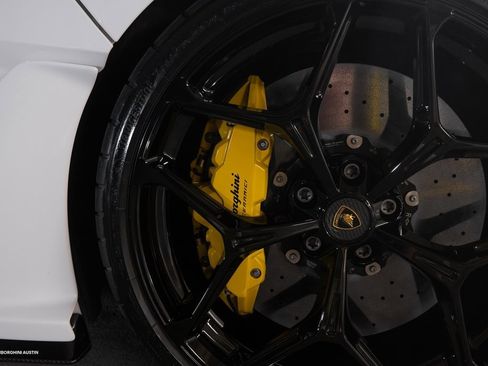 Used 2024 Lamborghini Revuelto image 18
