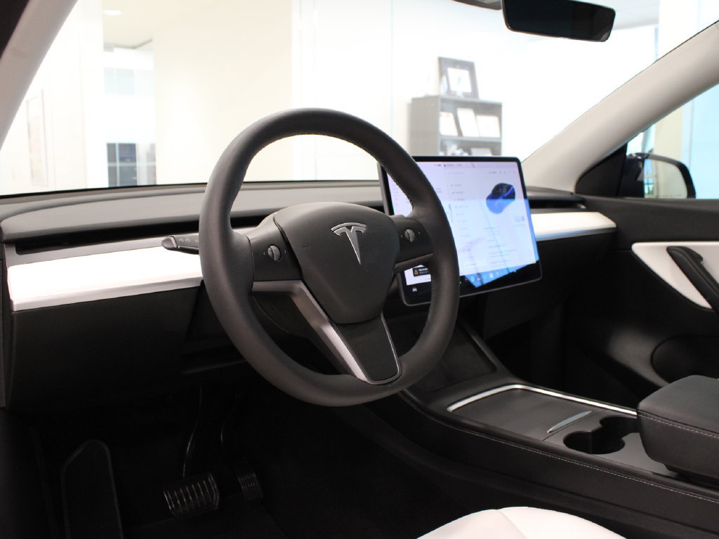 Used 2021 Tesla Model Y Long Range AWD/4WD image 16