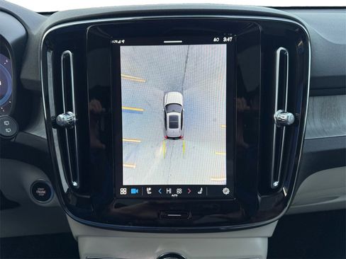 Certified 2024 Volvo XC40 B5 Plus w/ Climate Package image 18