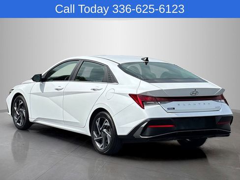 Used 2025 Hyundai Elantra Limited FWD image 3