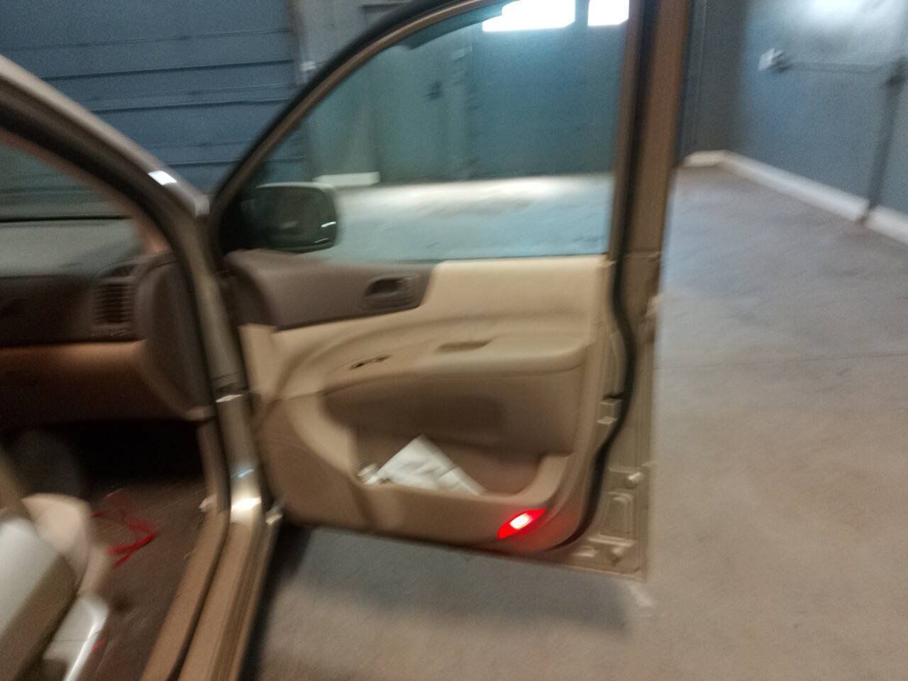Used 2008 Kia Sedona LX FWD image 28