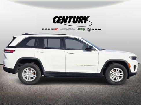 Used 2024 Jeep Grand Cherokee Laredo image 2