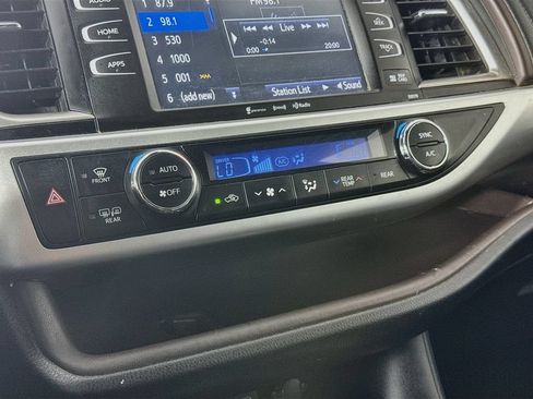 Used 2018 Toyota Highlander XLE AWD/4WD image 19