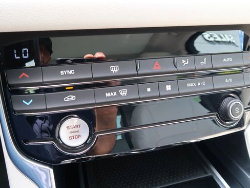 Used 2017 Jaguar XF Prestige image 32