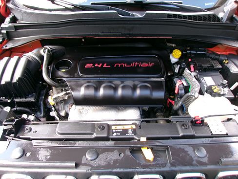 Used 2017 Jeep Renegade Latitude w/ Cold Weather Group image 8