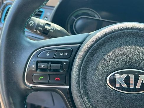 Used 2017 Kia Niro Touring FWD image 21
