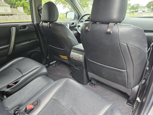 Used 2013 Toyota Highlander SE FWD image 18