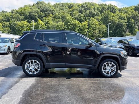 Used 2024 Jeep Compass Latitude w/ Sun and Sound Group AWD/4WD image 3