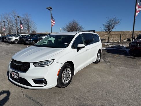 Used 2023 Chrysler Pacifica Touring-L FWD image 6