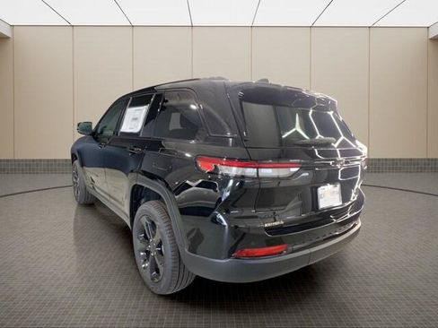 Certified 2025 Jeep Grand Cherokee Limited w/ Luxury Tech Group II AWD/4WD image 3