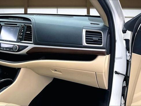 Used 2016 Toyota Highlander Limited image 17