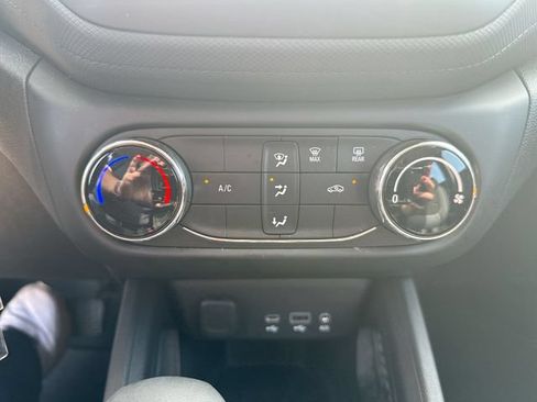 Used 2023 Chevrolet TrailBlazer LS AWD/4WD image 39